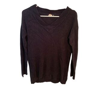 DARI Slight V-Neck Sweater Black